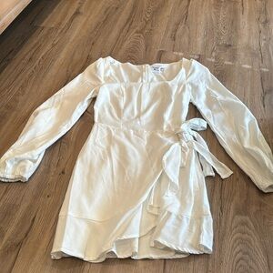 I’m selling a white long sleeve dress.